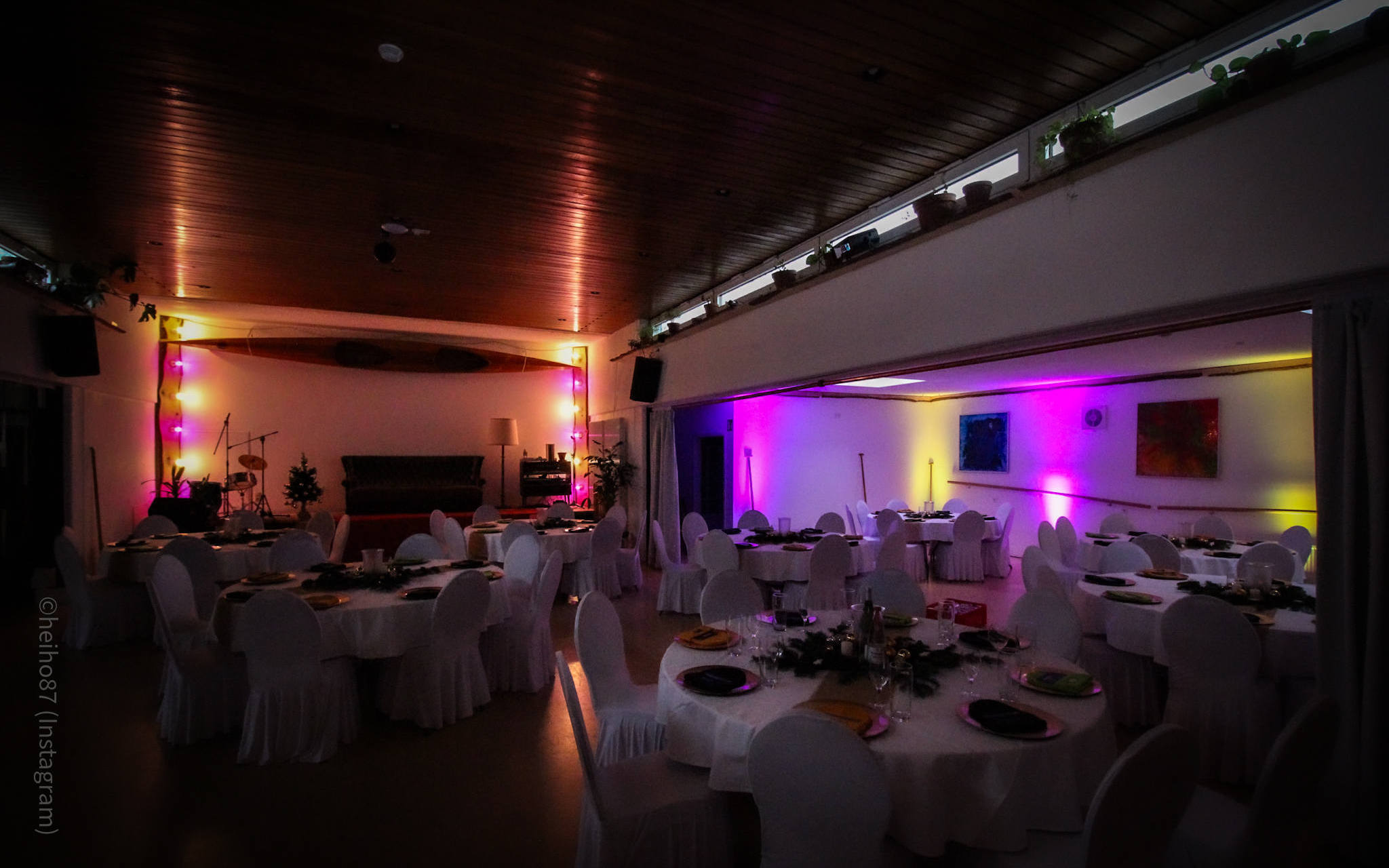 Blick auf die Veranstaltungsräume + Bühne