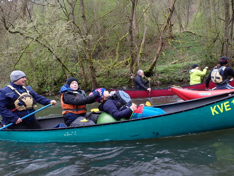 Der geborgene Sitzball macht den Kanadier gemütlich