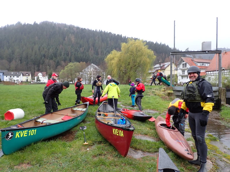 Gemeinsames Umtragen der Boote