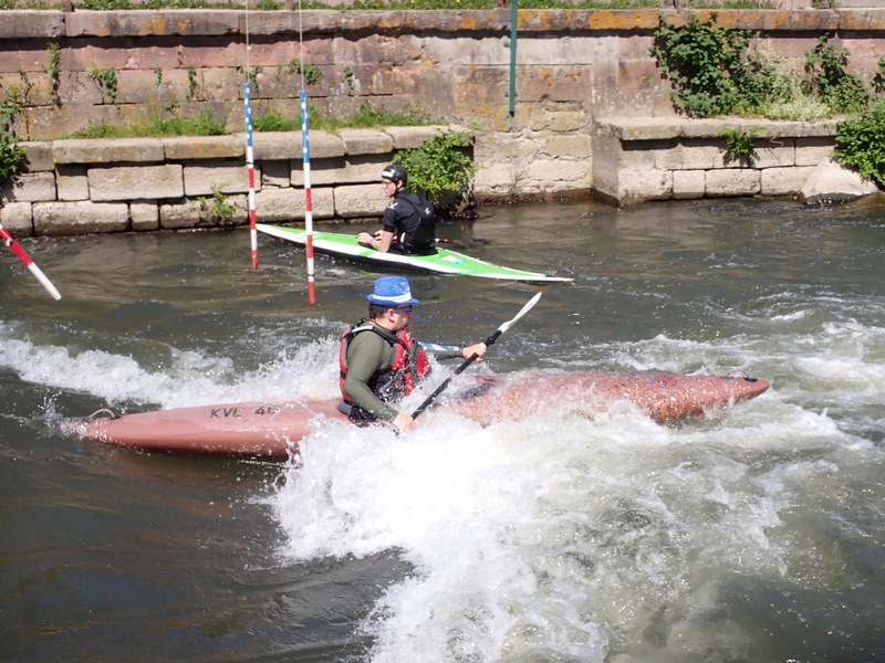 Der Wanderwart auf der Slalomstrecke
