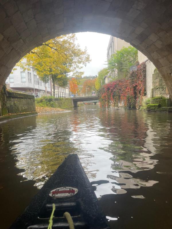 Brückenblick vom Wasser aus