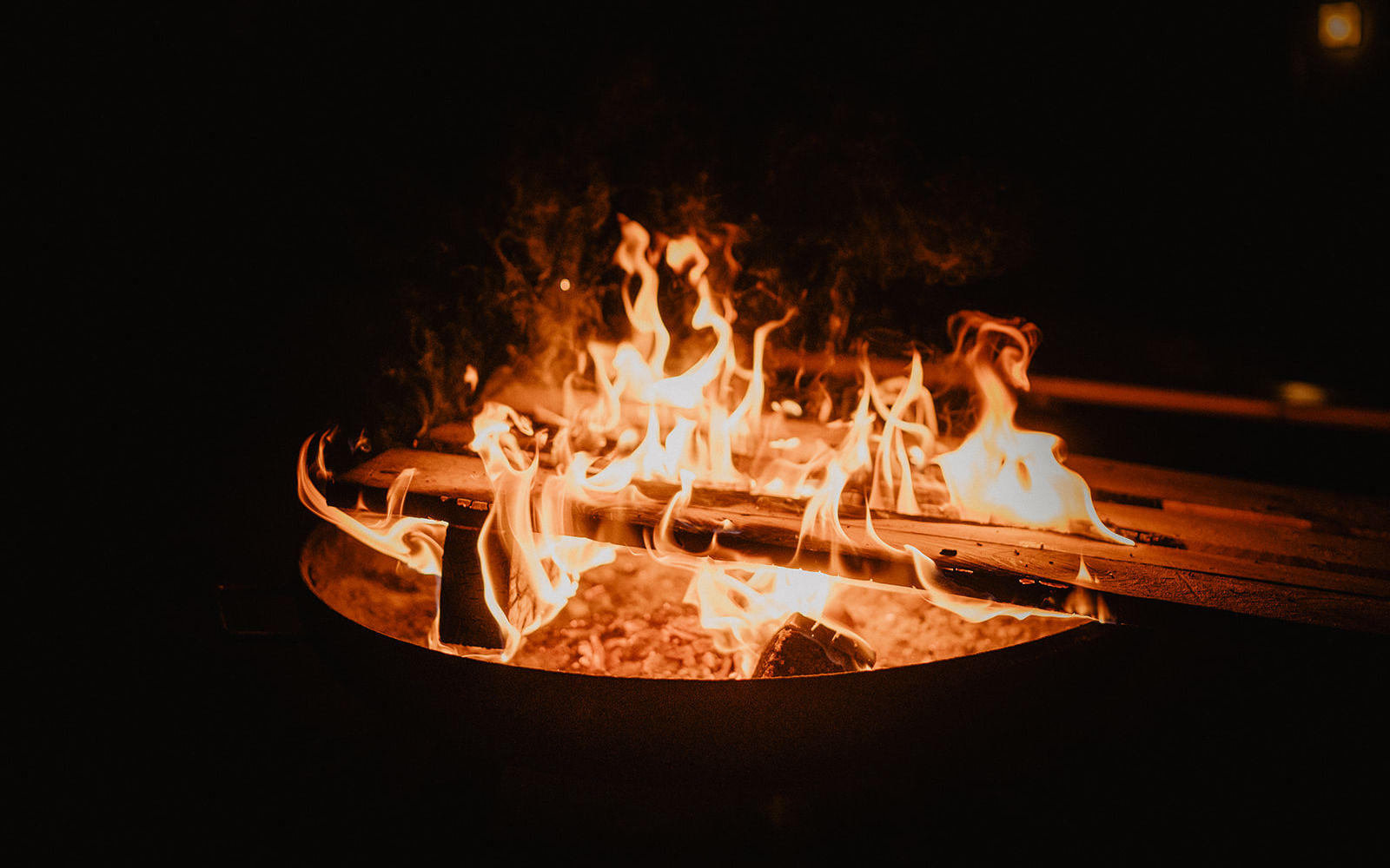 Lagerfeuer vor dem Vereinsheim