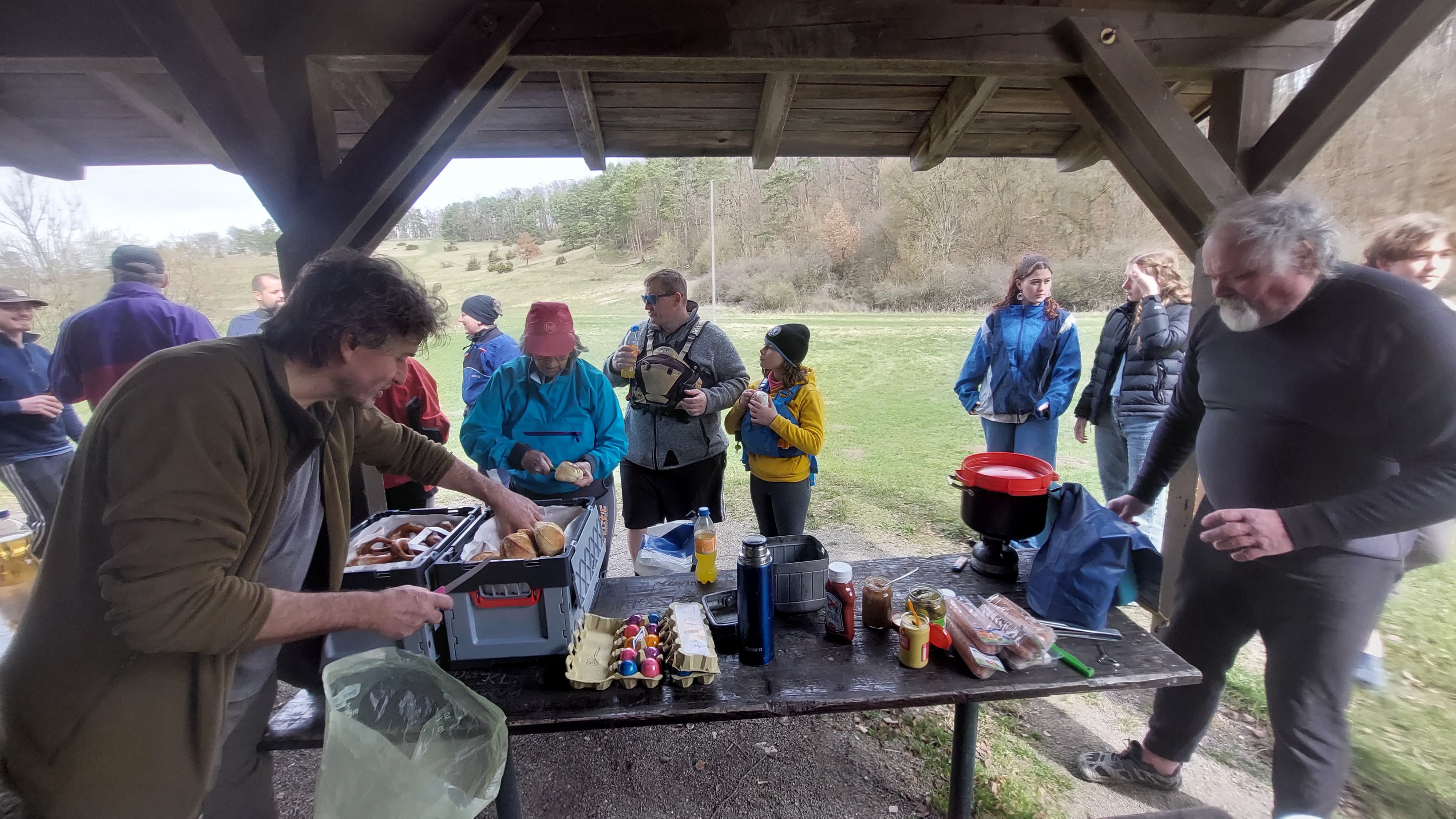 Beim Vespern in der Bergwachthütte