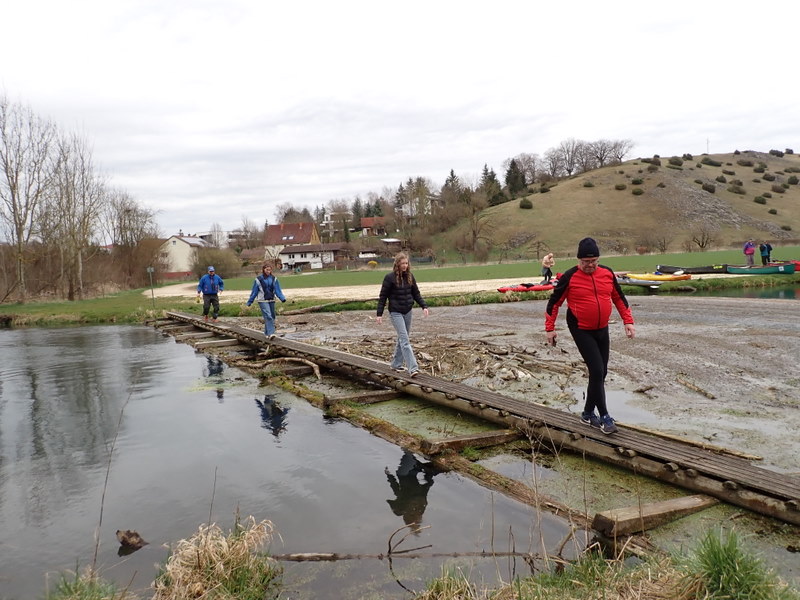 Der Weg zum Umlaufberg führt über die Brenz