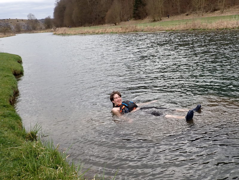 Freiwillig im eiskalten Wasser- kälteresistent ohne Neopren