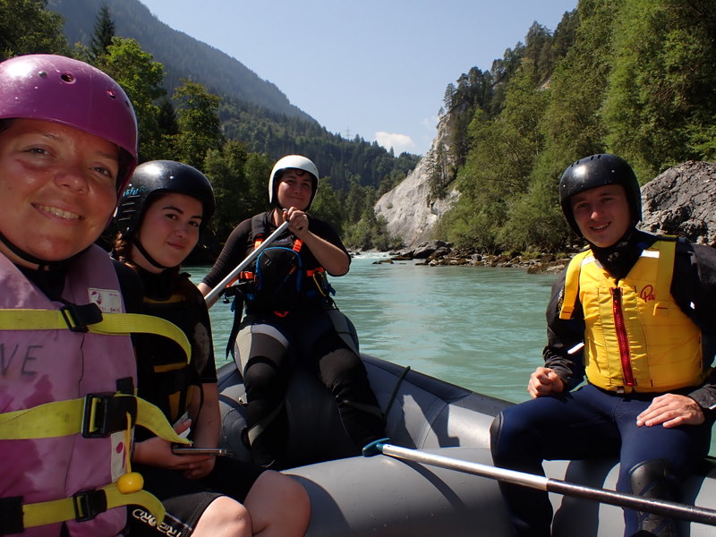Die Raftbesatzung hat viel Spaß auf dem Vorderrhein